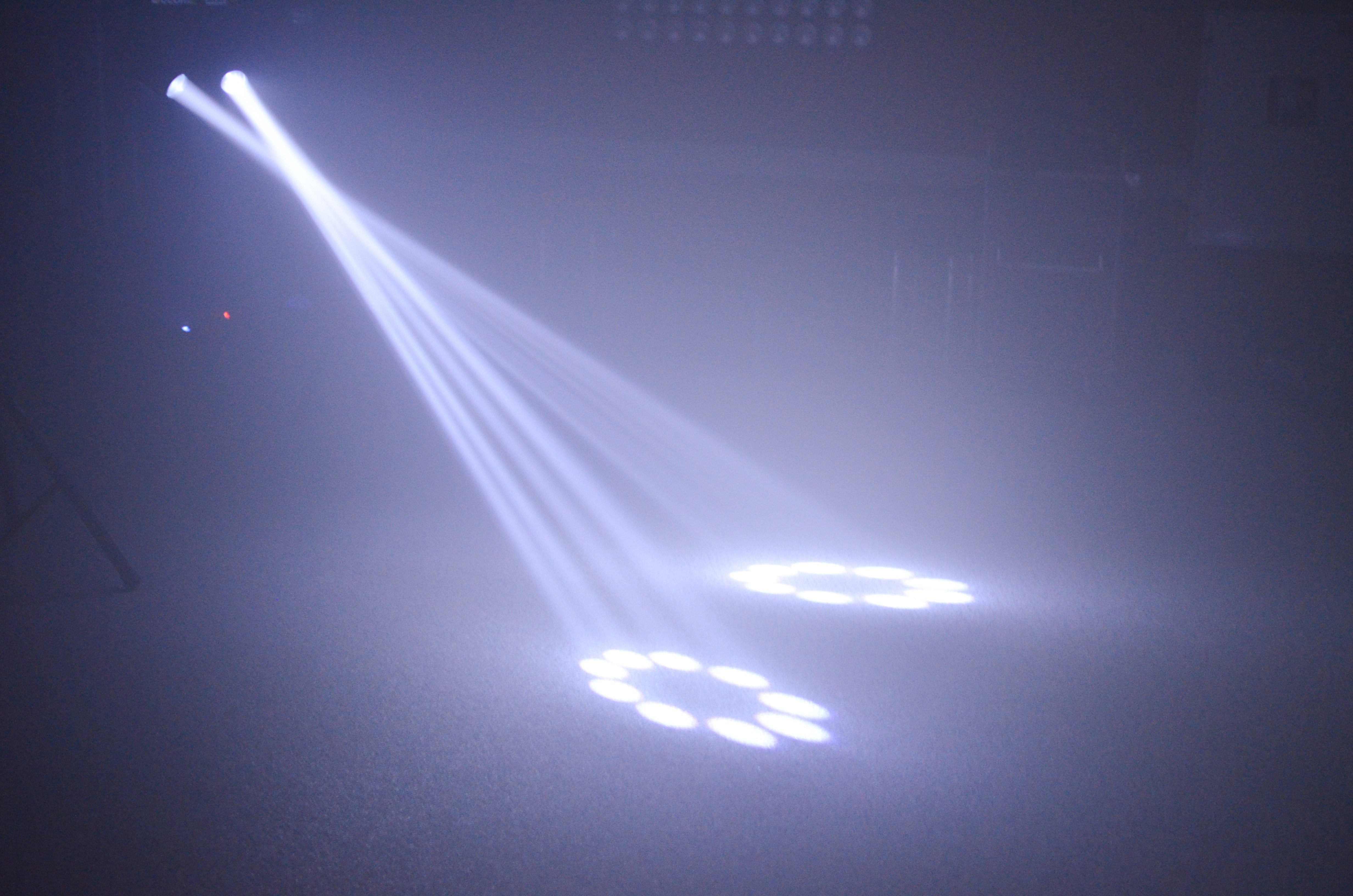 LIGHT2 Set 2 luci LED RGBW con supporto a T